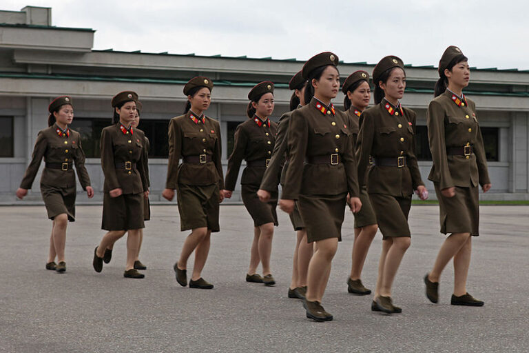 800px-North_Korea_-_Army_and_women_soldiers_(5015260495)